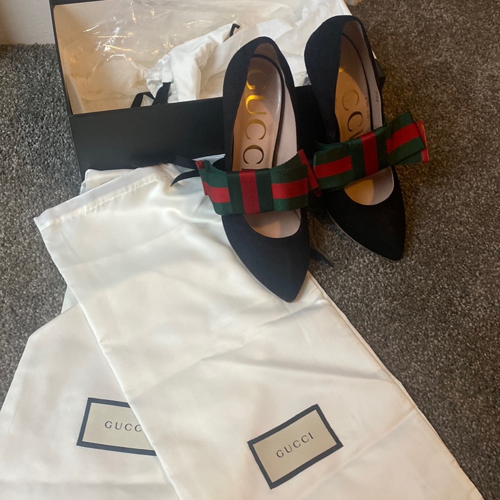 Classy Gucci Black pumps with Gucci print bow